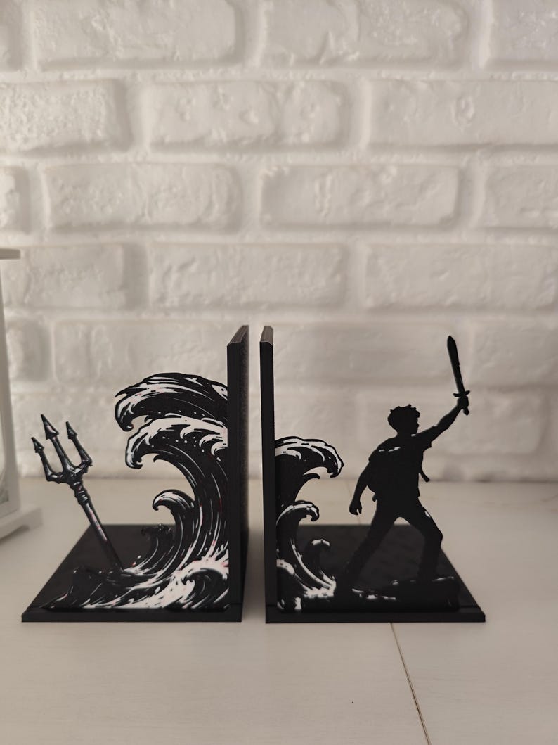 Sujetalibros de metal con diseño de tridente y olas inspirado en mitología griega, decoración temática para estantería de libros juveniles y sagas de fantasía épica, accesorio decorativo de semidiós griego y dioses del Olimpo, regalo para lectores de novelas de aventuras y coleccionistas de BookTok.