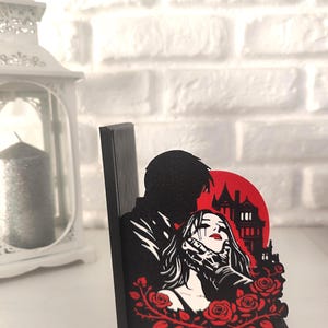 Este sujetalibros inspirado en Hunting Adeline es una pieza perfecta para fans del dark romance y las historias intensas que han conquistado BookTok. Inspirado en la novela Hunting Adeline de H. D.