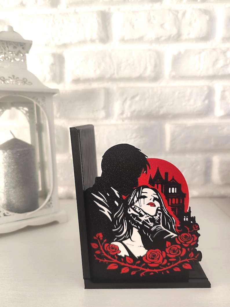 Este sujetalibros inspirado en Hunting Adeline es una pieza perfecta para fans del dark romance y las historias intensas que han conquistado BookTok. Inspirado en la novela Hunting Adeline de H. D.