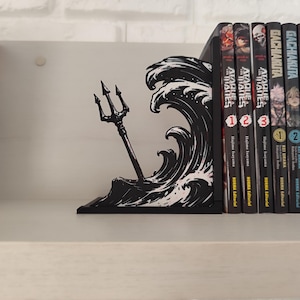 Sujetalibros de metal con diseño de tridente y olas inspirado en mitología griega, decoración temática para estantería de libros juveniles y sagas de fantasía épica, accesorio decorativo de semidiós griego y dioses del Olimpo, regalo para lectores de novelas de aventuras y coleccionistas de BookTok.