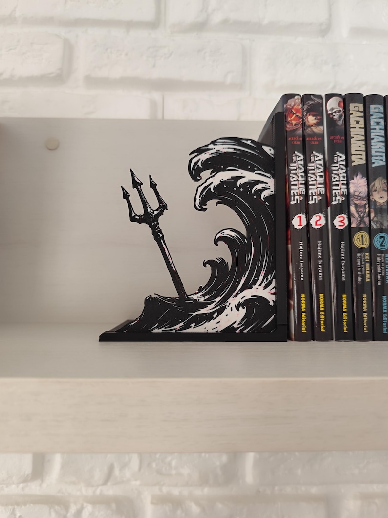 Sujetalibros de metal con diseño de tridente y olas inspirado en mitología griega, decoración temática para estantería de libros juveniles y sagas de fantasía épica, accesorio decorativo de semidiós griego y dioses del Olimpo, regalo para lectores de novelas de aventuras y coleccionistas de BookTok.