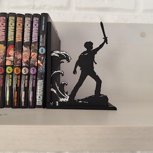 Sujetalibros de metal con diseño de tridente y olas inspirado en mitología griega, decoración temática para estantería de libros juveniles y sagas de fantasía épica, accesorio decorativo de semidiós griego y dioses del Olimpo, regalo para lectores de novelas de aventuras y coleccionistas de BookTok.