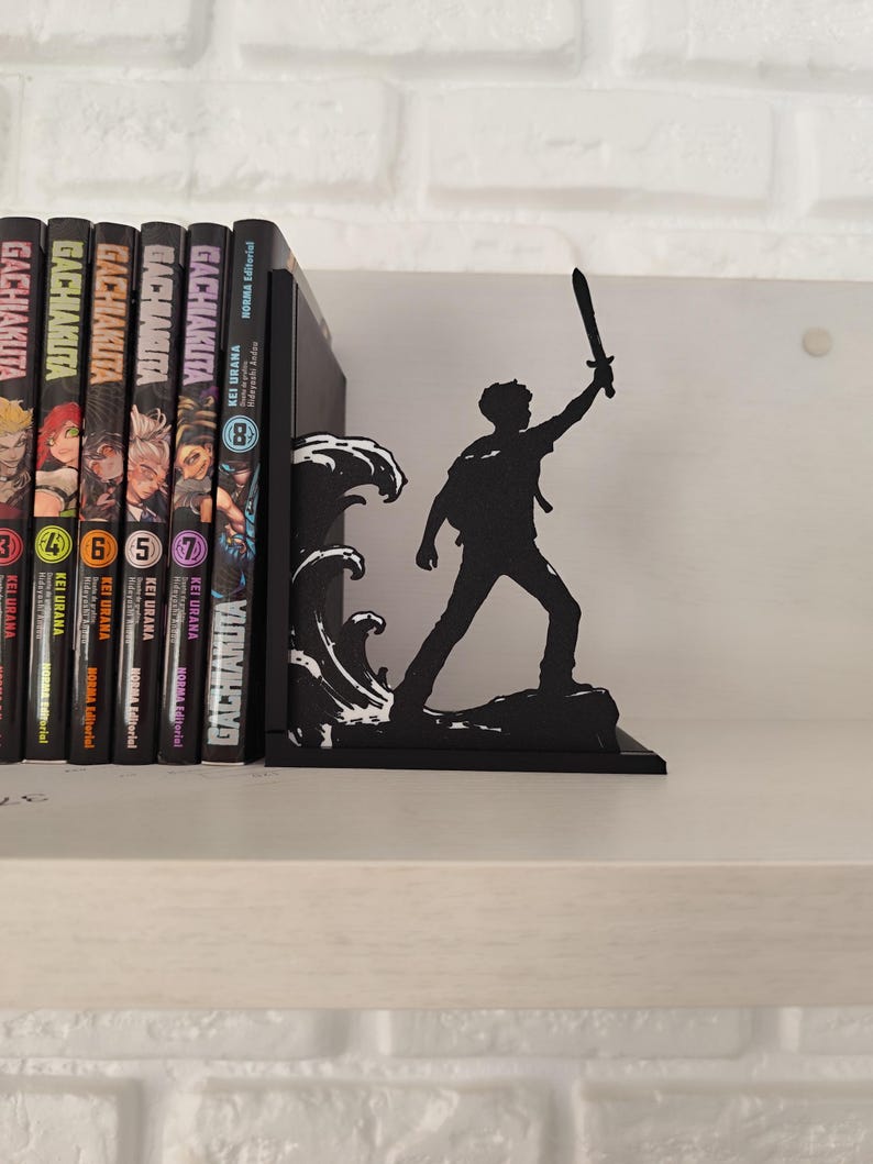 Sujetalibros de metal con diseño de tridente y olas inspirado en mitología griega, decoración temática para estantería de libros juveniles y sagas de fantasía épica, accesorio decorativo de semidiós griego y dioses del Olimpo, regalo para lectores de novelas de aventuras y coleccionistas de BookTok.