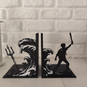 Sujetalibros de metal con diseño de tridente y olas inspirado en mitología griega, decoración temática para estantería de libros juveniles y sagas de fantasía épica, accesorio decorativo de semidiós griego y dioses del Olimpo, regalo para lectores de novelas de aventuras y coleccionistas de BookTok.