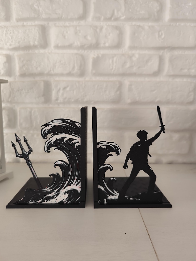Sujetalibros de metal con diseño de tridente y olas inspirado en mitología griega, decoración temática para estantería de libros juveniles y sagas de fantasía épica, accesorio decorativo de semidiós griego y dioses del Olimpo, regalo para lectores de novelas de aventuras y coleccionistas de BookTok.
