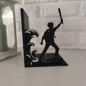 Sujetalibros de metal con diseño de tridente y olas inspirado en mitología griega, decoración temática para estantería de libros juveniles y sagas de fantasía épica, accesorio decorativo de semidiós griego y dioses del Olimpo, regalo para lectores de novelas de aventuras y coleccionistas de BookTok.