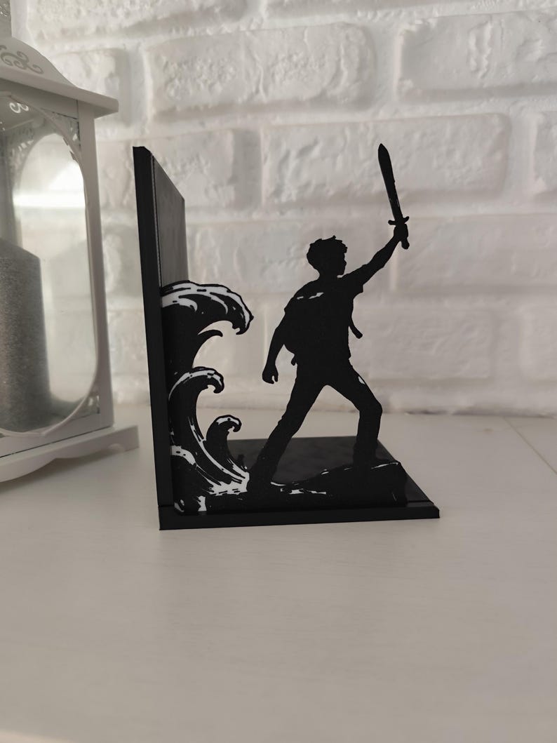 Sujetalibros de metal con diseño de tridente y olas inspirado en mitología griega, decoración temática para estantería de libros juveniles y sagas de fantasía épica, accesorio decorativo de semidiós griego y dioses del Olimpo, regalo para lectores de novelas de aventuras y coleccionistas de BookTok.