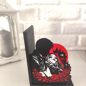 Este sujetalibros inspirado en Hunting Adeline es una pieza perfecta para fans del dark romance y las historias intensas que han conquistado BookTok. Inspirado en la novela Hunting Adeline de H. D.