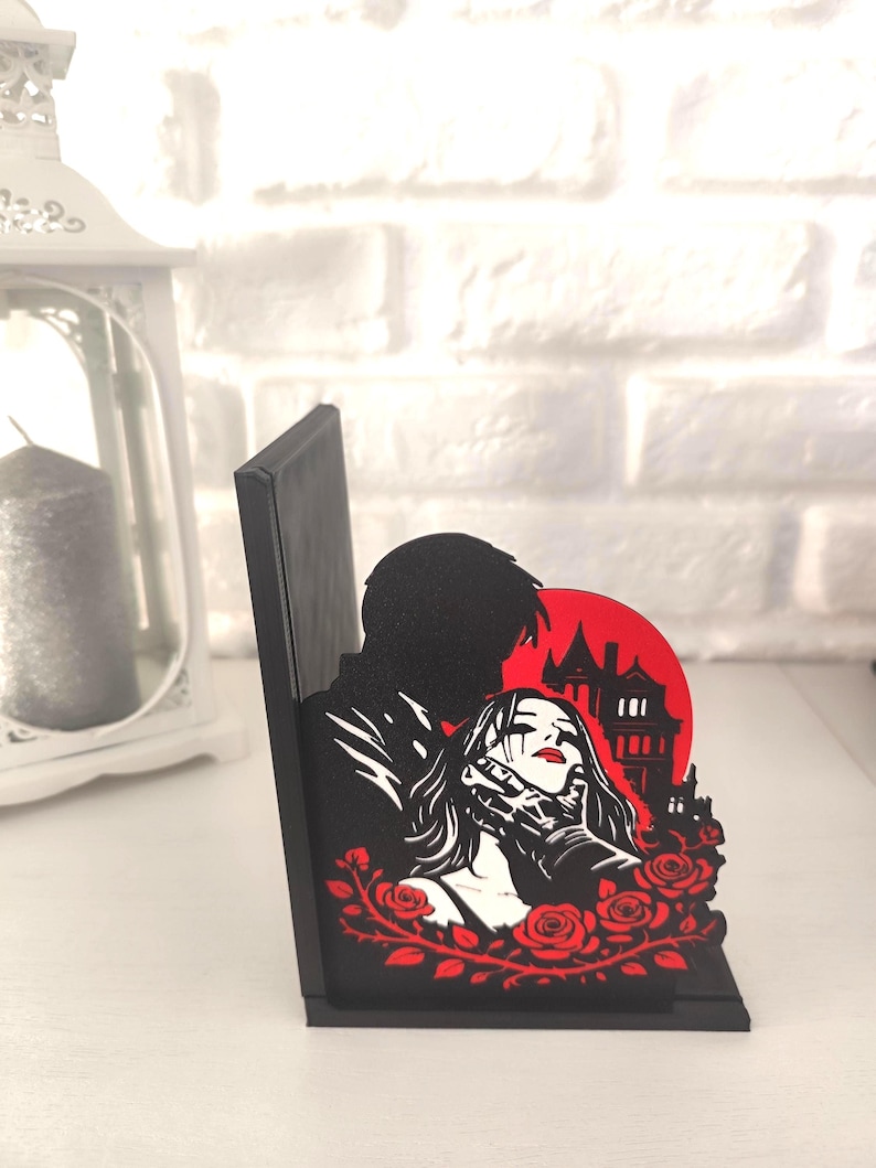 Este sujetalibros inspirado en Hunting Adeline es una pieza perfecta para fans del dark romance y las historias intensas que han conquistado BookTok. Inspirado en la novela Hunting Adeline de H. D.