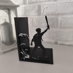 Sujetalibros de metal con diseño de tridente y olas inspirado en mitología griega, decoración temática para estantería de libros juveniles y sagas de fantasía épica, accesorio decorativo de semidiós griego y dioses del Olimpo, regalo para lectores de novelas de aventuras y coleccionistas de BookTok.