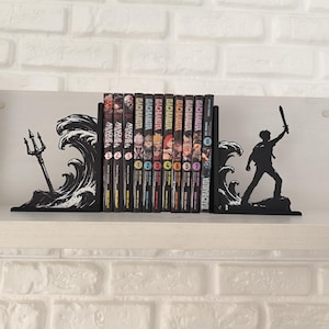 Sujetalibros de metal con diseño de tridente y olas inspirado en mitología griega, decoración temática para estantería de libros juveniles y sagas de fantasía épica, accesorio decorativo de semidiós griego y dioses del Olimpo, regalo para lectores de novelas de aventuras y coleccionistas de BookTok.