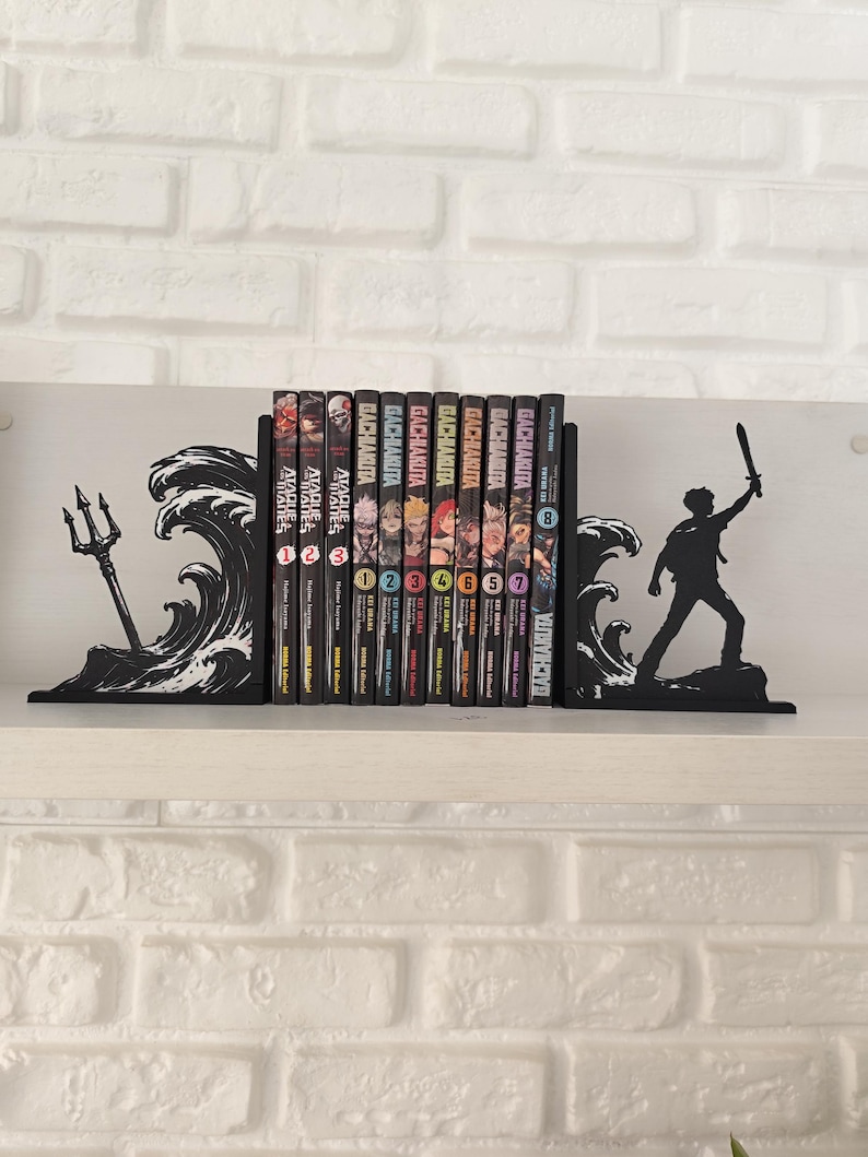 Sujetalibros de metal con diseño de tridente y olas inspirado en mitología griega, decoración temática para estantería de libros juveniles y sagas de fantasía épica, accesorio decorativo de semidiós griego y dioses del Olimpo, regalo para lectores de novelas de aventuras y coleccionistas de BookTok.