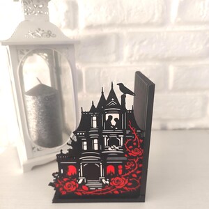 Este sujetalibros inspirado en Hunting Adeline es una pieza perfecta para fans del dark romance y las historias intensas que han conquistado BookTok. Inspirado en la novela Hunting Adeline de H. D.