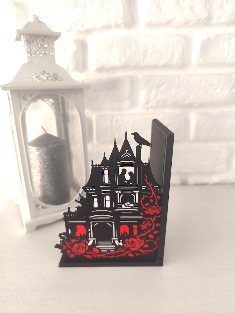 Este sujetalibros inspirado en Hunting Adeline es una pieza perfecta para fans del dark romance y las historias intensas que han conquistado BookTok. Inspirado en la novela Hunting Adeline de H. D.