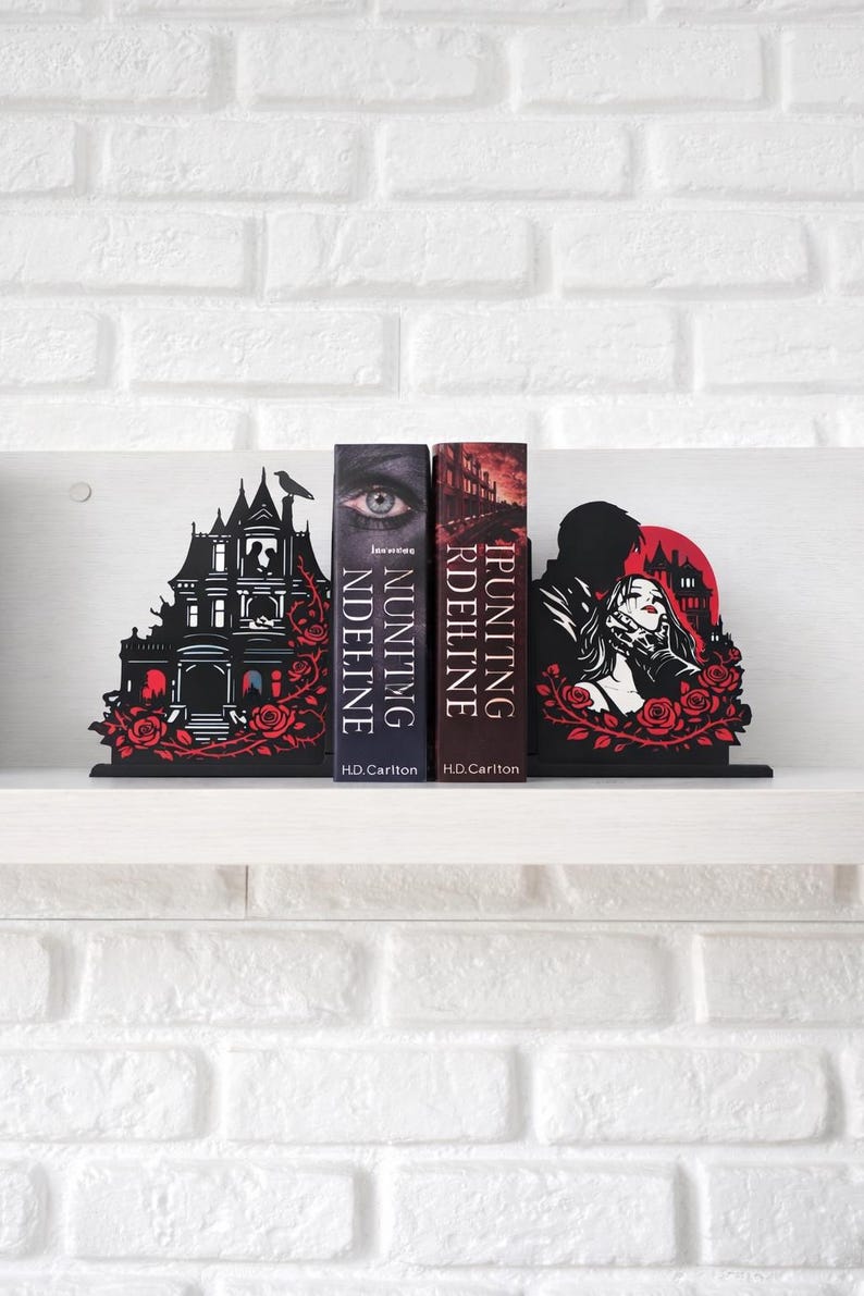 Este sujetalibros inspirado en Hunting Adeline es una pieza perfecta para fans del dark romance y las historias intensas que han conquistado BookTok. Inspirado en la novela Hunting Adeline de H. D.