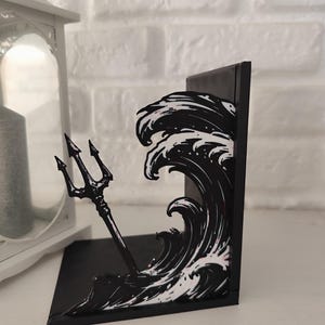 Sujetalibros de metal con diseño de tridente y olas inspirado en mitología griega, decoración temática para estantería de libros juveniles y sagas de fantasía épica, accesorio decorativo de semidiós griego y dioses del Olimpo, regalo para lectores de novelas de aventuras y coleccionistas de BookTok.