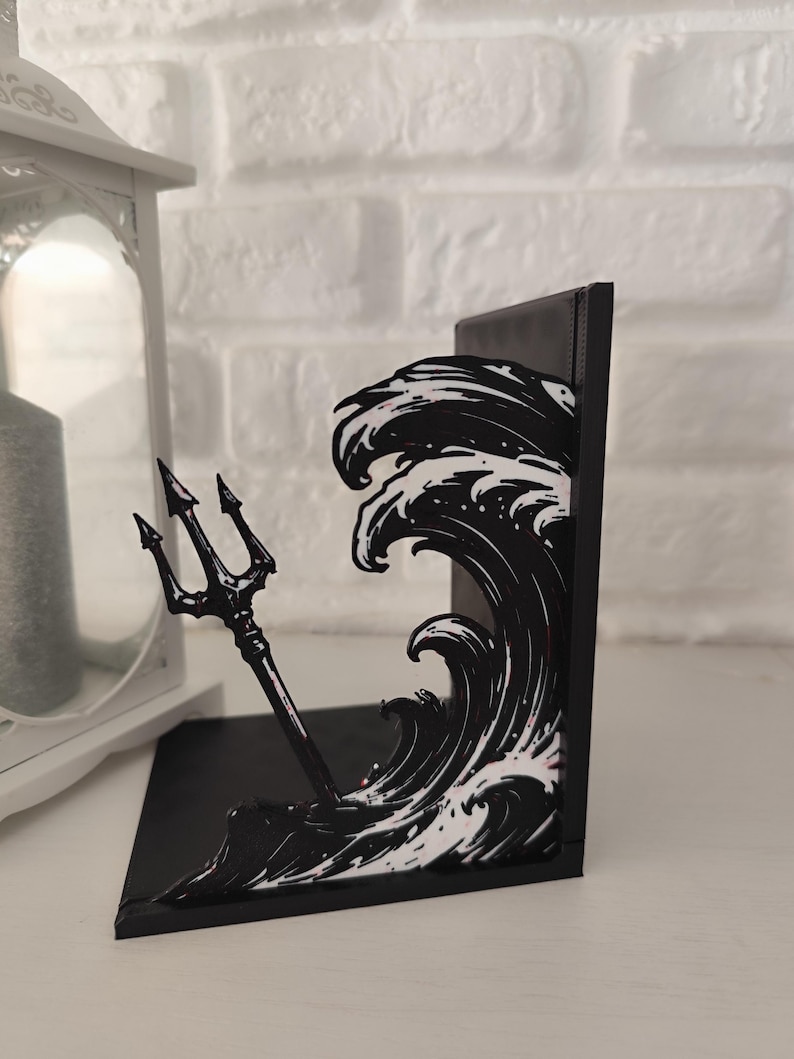 Sujetalibros de metal con diseño de tridente y olas inspirado en mitología griega, decoración temática para estantería de libros juveniles y sagas de fantasía épica, accesorio decorativo de semidiós griego y dioses del Olimpo, regalo para lectores de novelas de aventuras y coleccionistas de BookTok.