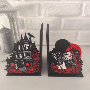 Este sujetalibros inspirado en Hunting Adeline es una pieza perfecta para fans del dark romance y las historias intensas que han conquistado BookTok. Inspirado en la novela Hunting Adeline de H. D.
