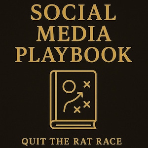 以下が含まれることがあります： 黒い背景に、金色の文字で「SOCIAL MEDIA PLAYBOOK」と書かれ、その上に、プレイ図のある本の金の線画が描かれています。「QUIT THE RAT RACE」という文字が本の下にあります。