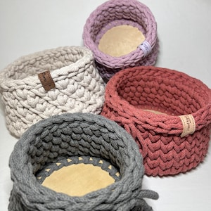 Crochet basket with wooden base | Crocheted round basket | Utensilio storage | Crochet | Crochet basket in many sizes and colors, gift idea