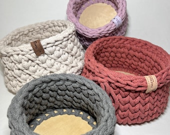 Crochet basket with wooden base | Crocheted round basket | Utensilio storage | Crochet | Crochet basket in many sizes and colors, gift idea