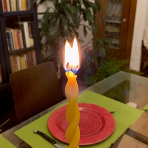 2 velas de cera de abeja retorcidas Velas cónicas de cera de abeja pura sumergidas a mano velas de cena únicas imagen 5