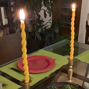 2 velas de cera de abeja retorcidas Velas cónicas de cera de abeja pura sumergidas a mano velas de cena únicas imagen 3