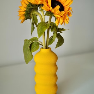 3D-geprinte golvende vaas: modern woonaccent - zonnebloemgeel