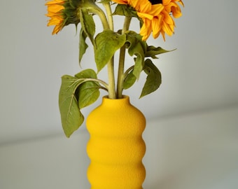 Minimalistische gewellte Vase, moderner Wohnakzent, originaler Vasendekor