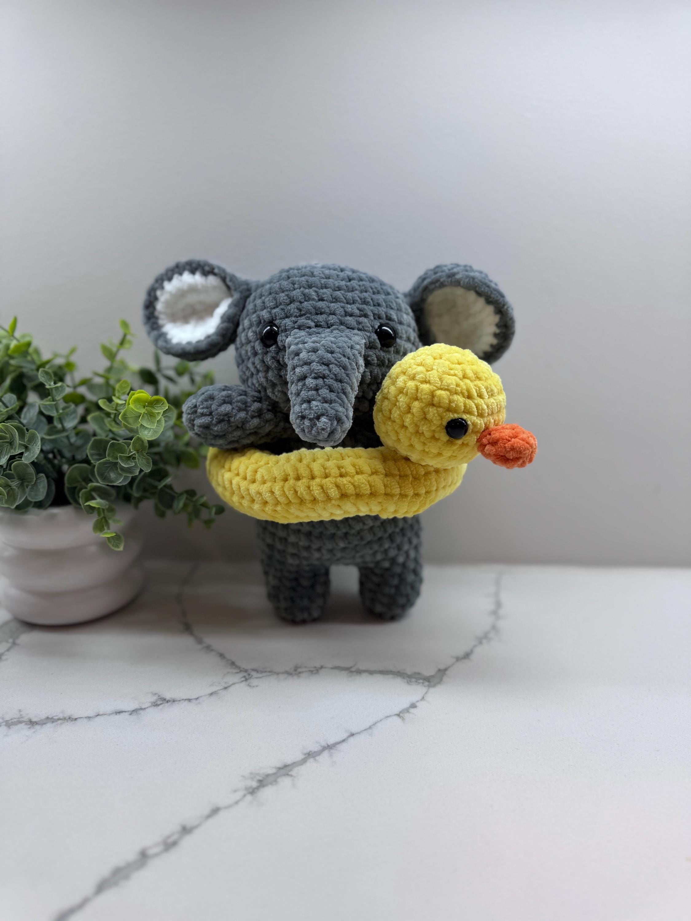 Ręcznie robiony na szydełku pluszowy słoń – miękka zabawka amigurumi