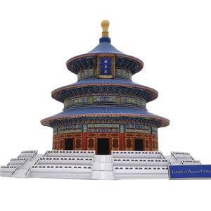 Può includere: Un modello di carta blu e rosso del Tempio del Cielo a Pechino, Cina. Il modello è fatto di carta e presenta dettagli intricati. Il modello è posto su una base bianca con un cartello blu che recita "Tempio del Cielo, Cina".