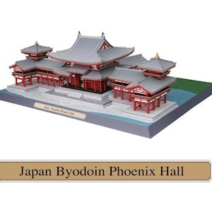 Puede incluir: Un modelo detallado del Byodoin Phoenix Hall en Japón. El modelo está hecho de papel rojo y gris y presenta detalles intrincados, incluyendo el techo, las ventanas y los pilares. El modelo está colocado sobre una base con un césped verde y un estanque azul.