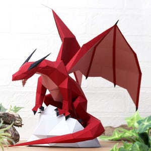 Drago rosso poligonale 3D, scultura di carta fai da te, papercraft, kit di modelli di papercraft, drago, creatura leggendaria magica, pdf, stampabile