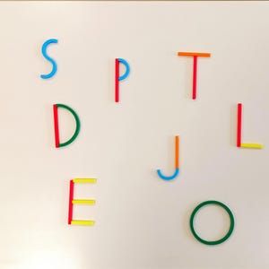 Material educativo para escribir letras mayúsculas por color