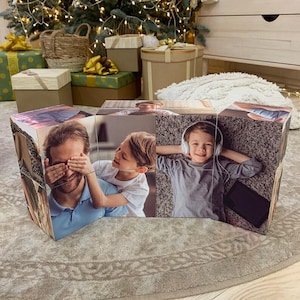 Op de afbeelding: Een set van zes fotokubussen met afbeeldingen van een vader en zoon. De kubussen zijn in een rij gerangschikt, met de vader en zoon in verschillende poses op elke kubus. De kubussen zijn gemaakt van hout en hebben een natuurlijke afwerking.