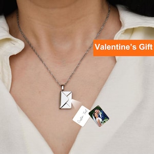 Collar con foto y mensaje grabado en forma de sobre, collar con foto en forma de sobre, collar con carta de amor, medallón en forma de sobre, regalo de San Valentín para ella