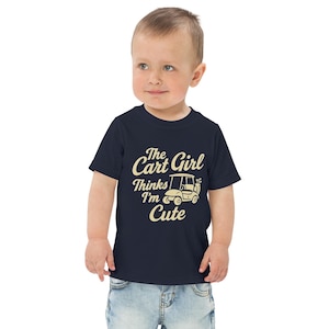 カートガールが私を可愛いと思っている – 面白いゴルフ幼児用Tシャツ | レイクランドゴルフクラブ キッズTシャツ | ゴルフパパへのベビーギフト | かわいい幼児用ゴルフシャツ
