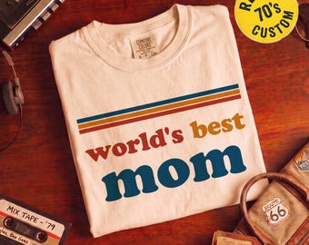 Gepersonaliseerd T-shirt in vintage stijl voor mama: Retro kerstcadeau voor mama, T-shirt met de tekst "Worlds Best Mom" ​​(De beste mama ter wereld), retro jaren 70, gepersonaliseerd verjaardagscadeau voor mama met naam.