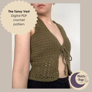 Puede incluir: Chaleco de crochet verde oliva con cierre de lazo. El chaleco es artesanal y presenta un diseño de cuello en V. La imagen incluye el texto "The Tansy Vest Digital PDF crochet pattern."