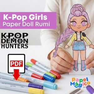 Op de afbeelding: Een papieren pop genaamd Rumi uit de K-Pop Girls-serie, met een paarse vlecht en draagt een gele jas en een blauwe korte broek. De afbeelding bevat de tekst "K-Pop Girls Paper Doll Rumi" en het logo van K-Pop Demon Hunters. Kleurrijke stiften staan op de voorgrond.