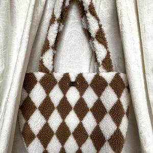 Bolso de mano de sherpa Harlequin