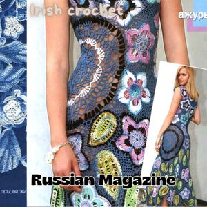 Puede incluir: Un vestido de crochet azul con motivos florales y de hojas. El vestido está hecho con una combinación de hilo blanco, rosa, verde y negro. El texto "Irish crochet" y "Russian Magazine" es visible en la imagen.