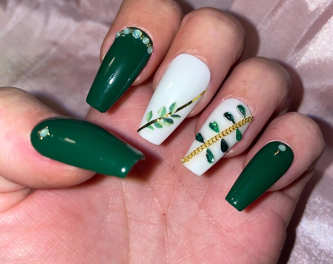 Green, white and gold leaves. Rhinestones, gold chain. False nails, press on nails. Reusable. Glossy finish