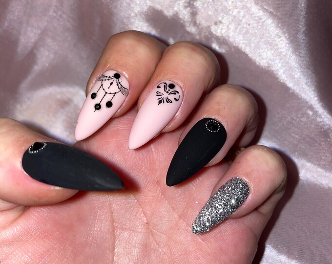 28-piece kit. Matte black, silver glitter, and Bohm patterned pink. Sizes 00 to 9. Reusable, Press-on nails, false nails, Matte finish