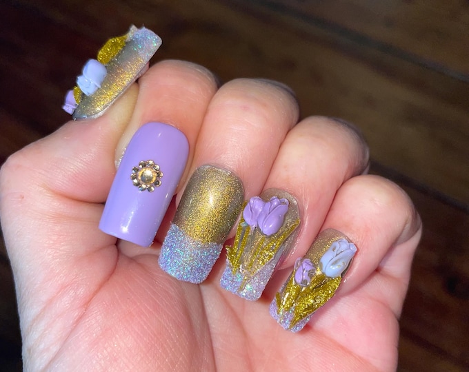 24-piece kit. Purple and gold 3D tulips. Medium square, 12 sizes from 0 to 10. Reusable, Press-on nails, false nails. Glossy finish