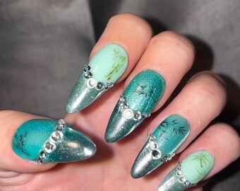 28-piece kit. French silver and green cat eye with bamboo patterns. Sizes 00 to 9. Reusable, press-on nails, false nails. Glossy finish