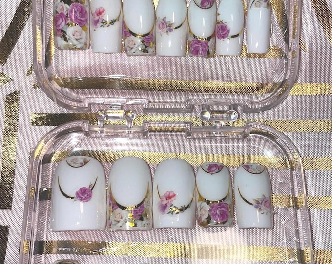 24 pieces. Medium square. White, flowers, and gold. Sizes 0 to 11. False nails, press-on nails. Reusable. Glossy finish.