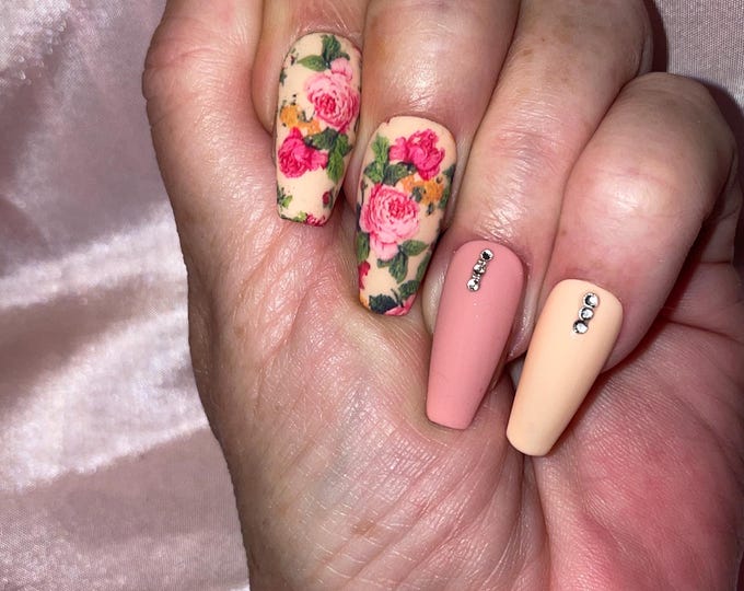 24-piece kit. Pink and orange flowers with rhinestones. Sizes from 0 to 11. Reusable. Press-on nails, false nails. Matte finish
