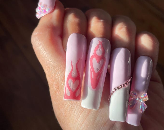 Set 24 pieces. Pink and white with flames and rhinestones, sugar. Sizes 0 to 11. Reusable. Press-on nails, false nails. Glossy finish.