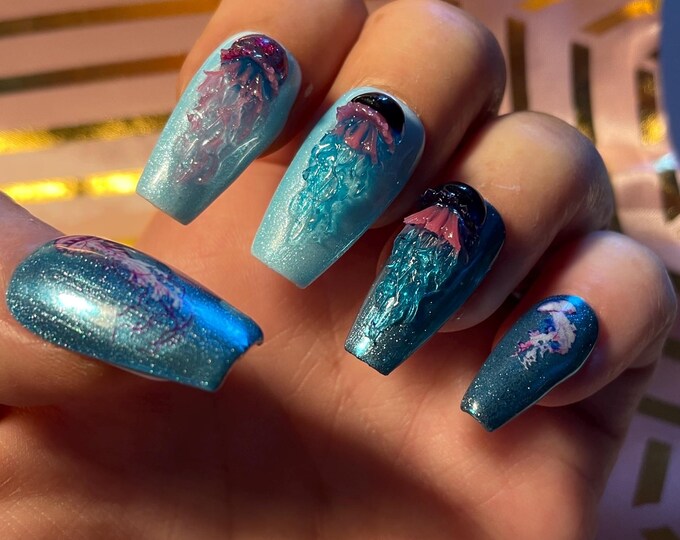 30 pieces. Metallic blue with small embossed jellyfish. Sizes 0 to 10. Reusable. Press-on nails, false nails. Glossy finish